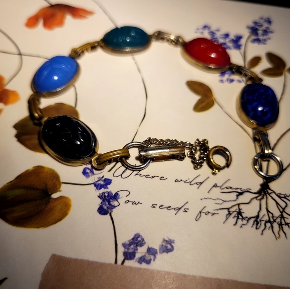 5 stone Glass Scarab "Good vibes" goldtone Bracelet - Picture 3 of 4